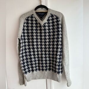 Tommy Hilfiger LambsWool Houndstooth V-Neck Sweater in Navy and Gray Size M
